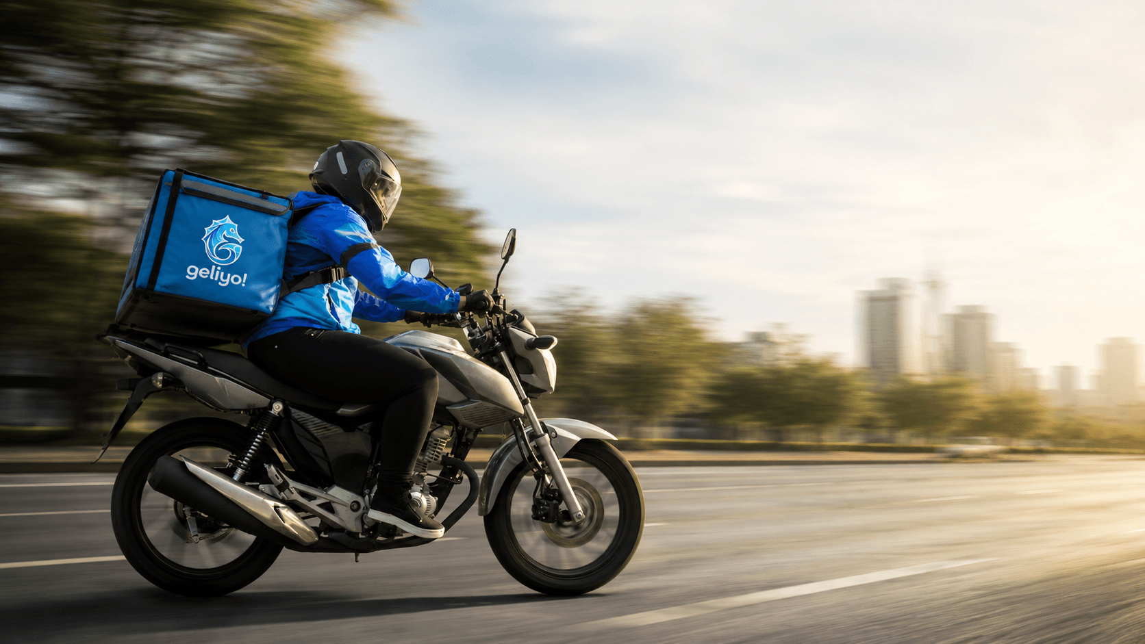 Geliyo markalı çantalı kurye motor üzerinde teslimata çıkıyor